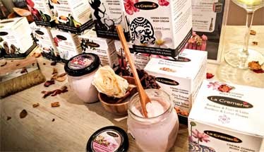 Una giovane Donna impegnata e combattiva che rientra dalla giungla del quotidiano e trova un giardino di relax grazie alla presenza a distanza delicata ed accattivante di qualcuno che sa come coccolarla....